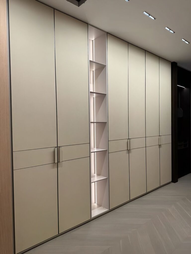 Lightweight leather wardrobe panel using aluminum honeycomb structure