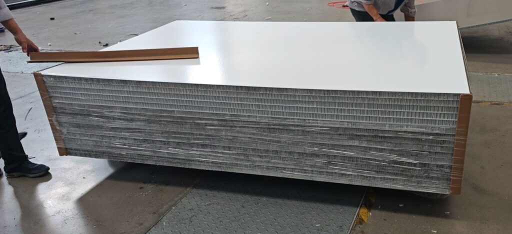Aluminum honeycomb truck body panel structure