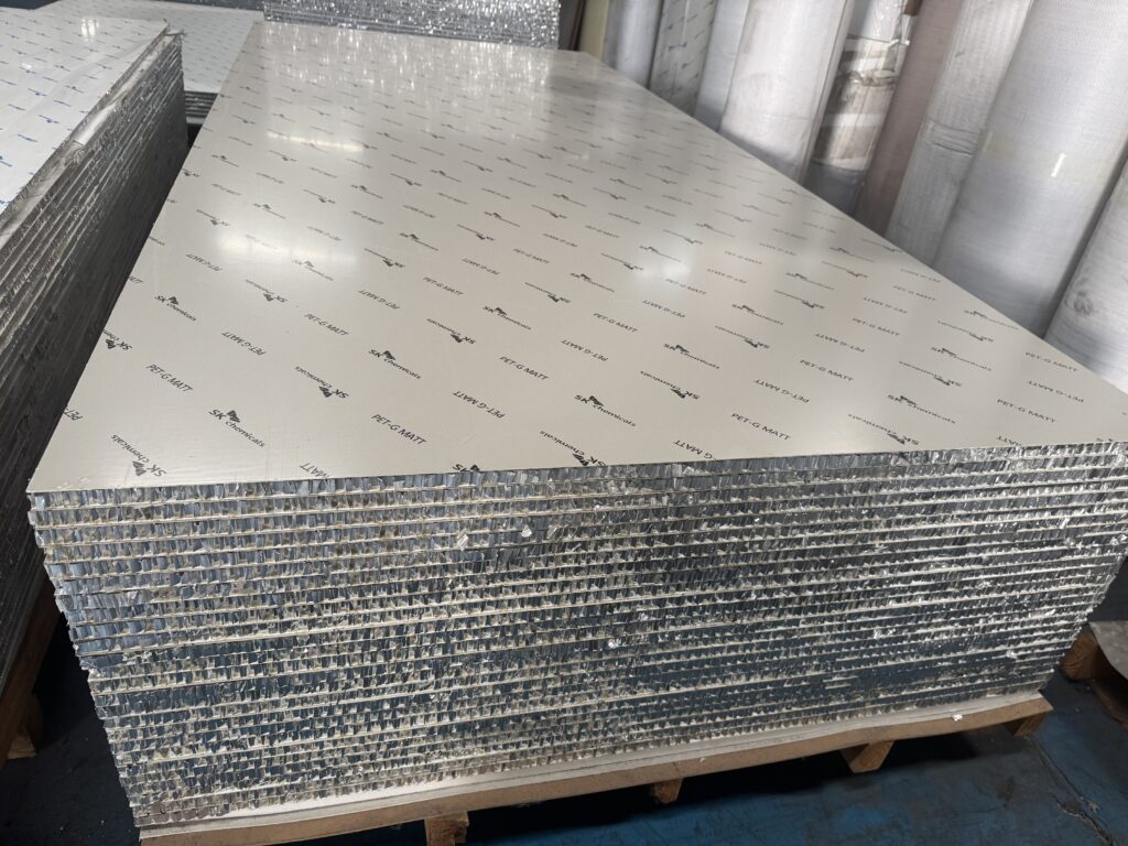 Aluminum honeycomb panel sandwich structure with aluminum face sheets and honeycomb core